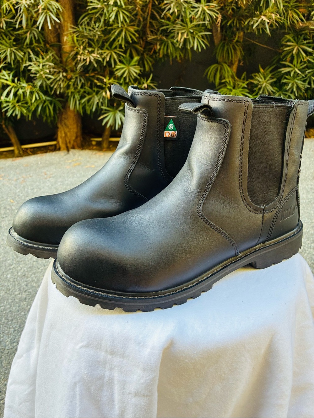 Kodiak Bralorne Leather Chelsea Boots, Men’s Size 7.5, Women’s Size 9